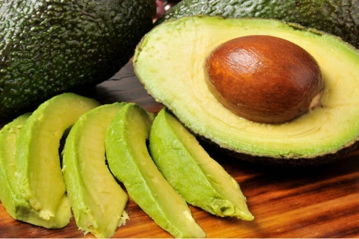 Comer aguacate regularmente ayuda a cuidar la salud del hígado