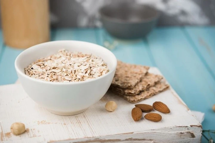 ¿Qué sucede en el organismo si se ingiere avena diariamente en el desayuno?