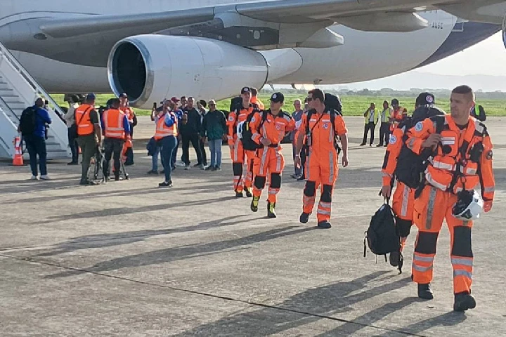Grupo de socorristas de Chile llega a Venezuela para rastrear sobrevivientes