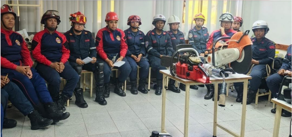 Bomberos de Miranda se incorporan a las operaciones de salvamento en La Guaira