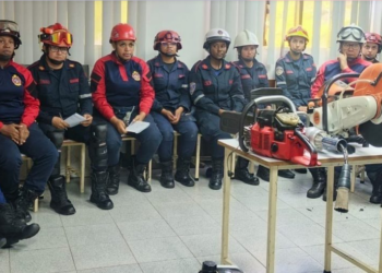 Bomberos de Miranda se incorporan a las operaciones de salvamento en La Guaira
