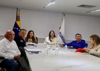 Autoridades evalúan apertura de ruta de vuelo directo entre Roma y Caracas