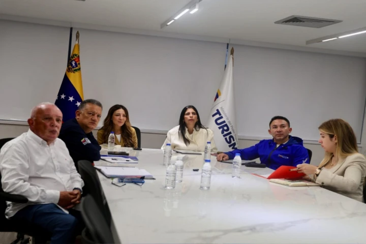 Autoridades evalúan apertura de ruta de vuelo directo entre Roma y Caracas