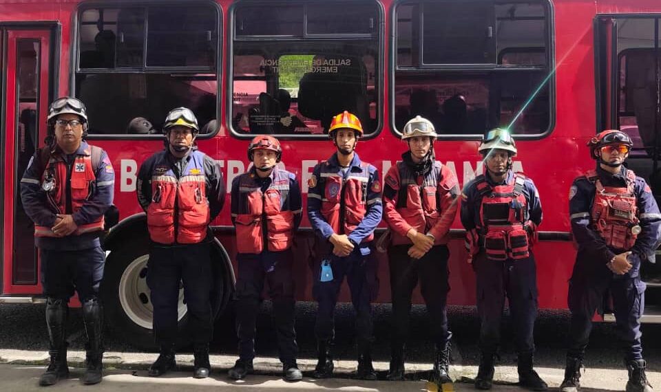 Bomberos de Miranda se incorporan a tareas de salvamento en La Guaira