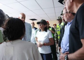 Presidenta (E) Delcy Rodríguez visitó refugios temporales que asisten a más de 250 personas en La Guaira