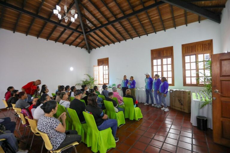 Entregan más de 200 ayudas técnicas y medicamentos en el municipio Carrizal