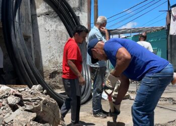 Jennifer Mujica y el poder comunal garantizan agua en Simón Bolívar