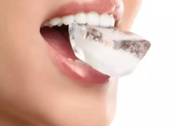 Masticar hielo puede afectar la salud bucal y la ingesta nutricional