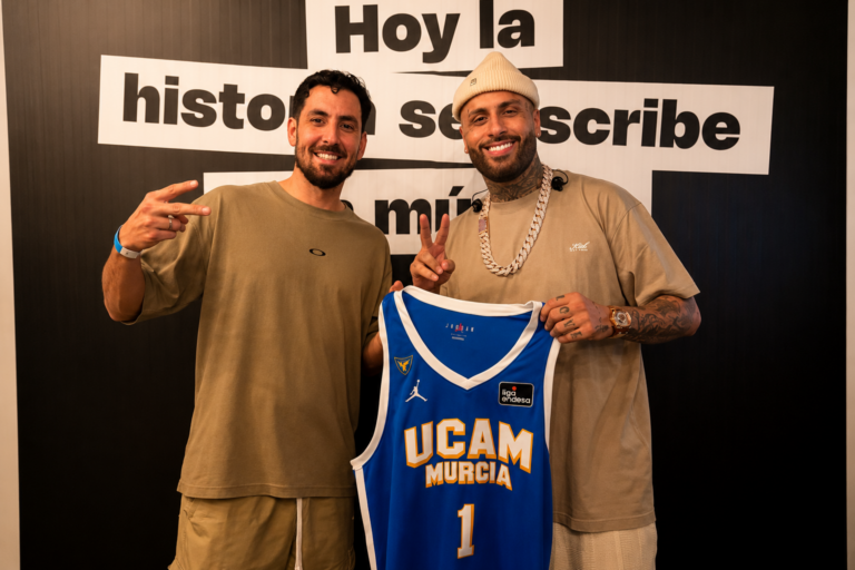 Nicky Jam sorprende al entrenar y jugar con la cantera del UCAM Murcia CB