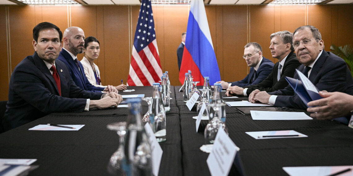 El canciller ruso Serguéi Lavrov y el secretario de Estado de EE. UU. Marco Rubio dialogan en el foro de la ASEAN