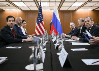 El canciller ruso Serguéi Lavrov y el secretario de Estado de EE. UU. Marco Rubio dialogan en el foro de la ASEAN