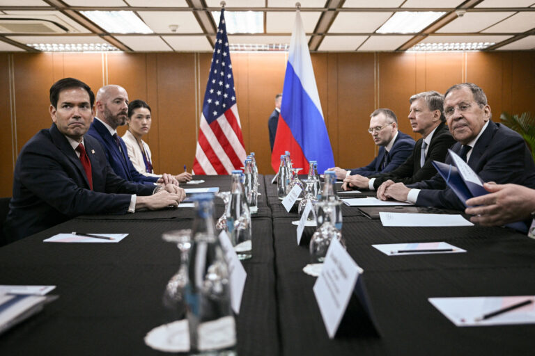 El canciller ruso Serguéi Lavrov y el secretario de Estado de EE. UU. Marco Rubio dialogan en el foro de la ASEAN