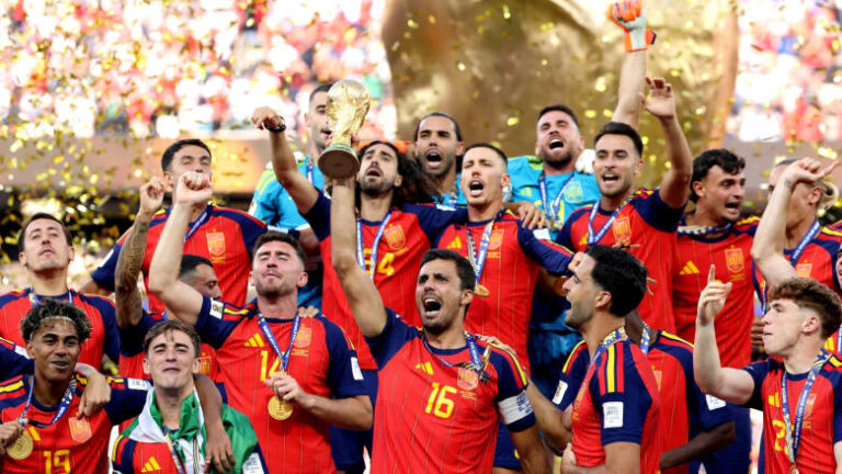 España se convierte en el monarca del fútbol masculino y femenino