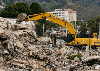 Intensifican remoción de escombros en vías principales de La Guaira tras sismos recientes