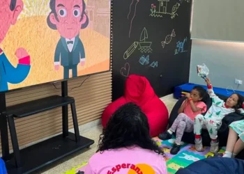 Proyectan “Relatos del Libertador” en albergue provisional de Chacao