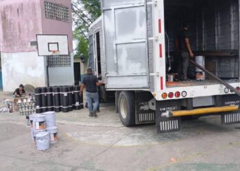 Progresa la restauración de planteles en Guaicaipuro tras la entrega de materiales de obra