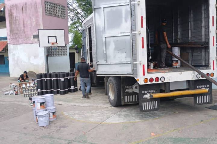 Progresa la restauración de planteles en Guaicaipuro tras la entrega de materiales de obra