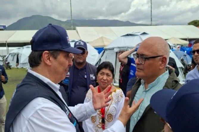 Ejecutivo nacional despliega hospital de campaña en Catia La Mar para asistir a los afectados por los sismos