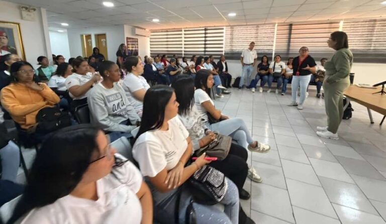 MinSalud y OPS instruyen a personal de vacunación en albergues provisionales