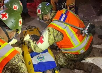 El Salvador despacha séptima aeronave con equipos de relevo hacia Venezuela