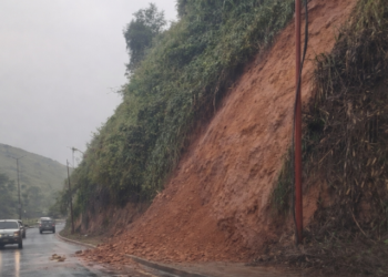 Despliegue de equipos técnicos atiende fallas eléctricas en la Panamericana y avería de agua en Calle El Mango