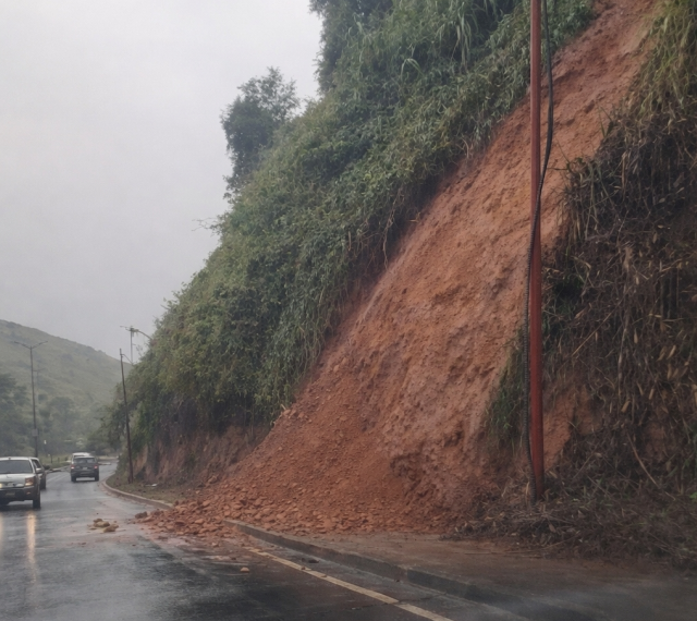 Despliegue de equipos técnicos atiende fallas eléctricas en la Panamericana y avería de agua en Calle El Mango