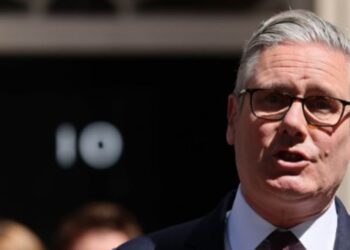 Keir Starmer presenta su dimisión como primer ministro del Reino Unido al rey Carlos III