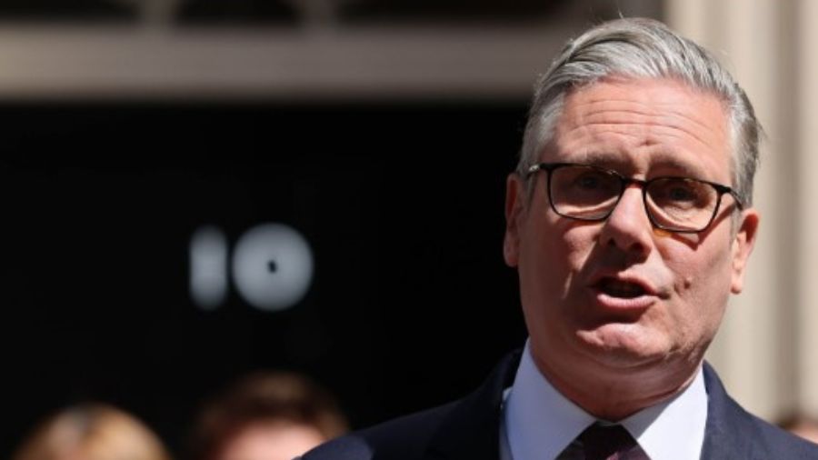 Keir Starmer presenta su dimisión como primer ministro del Reino Unido al rey Carlos III