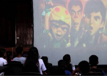 Niños y niñas de El Valle disfrutan del cine comunitario con la cinta «Metegol»