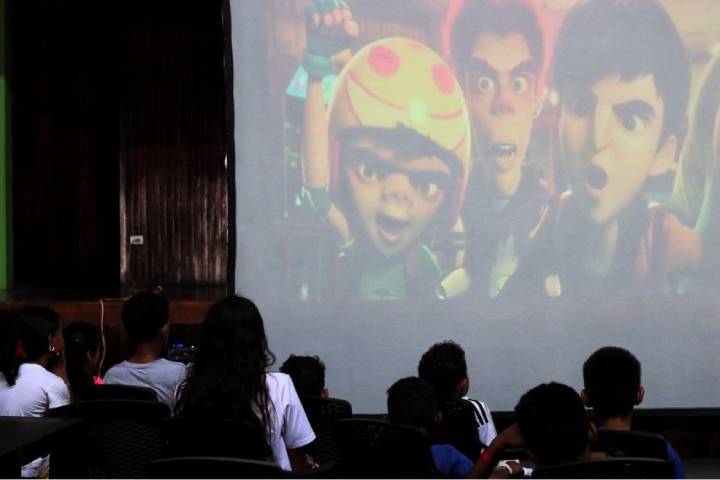 Niños y niñas de El Valle disfrutan del cine comunitario con la cinta «Metegol»