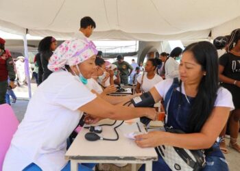 Jornada de salud en Catia La Mar atiende a habitantes del sector
