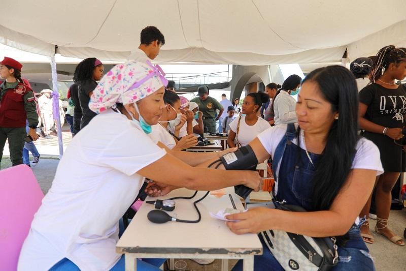 Jornada de salud en Catia La Mar atiende a habitantes del sector