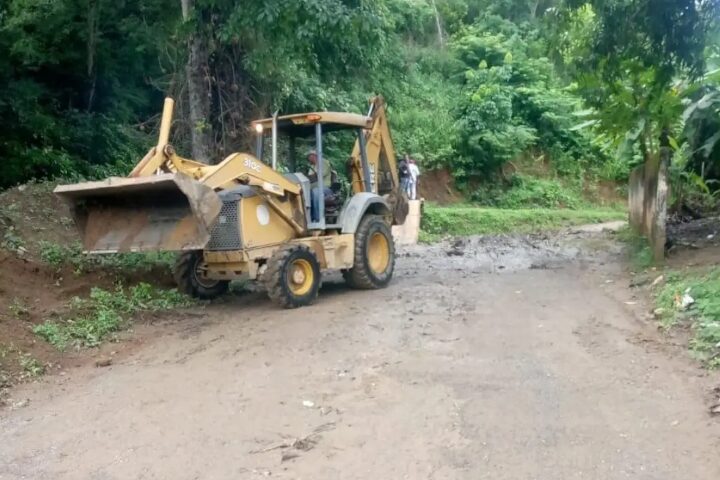 Rehabilitan vías afectadas en la comunidad de Tocorón, Miranda, tras intensas precipitaciones