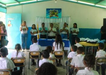 Entregan uniformes escolares en la Concentración Estadal “La Ceibita” en Miranda
