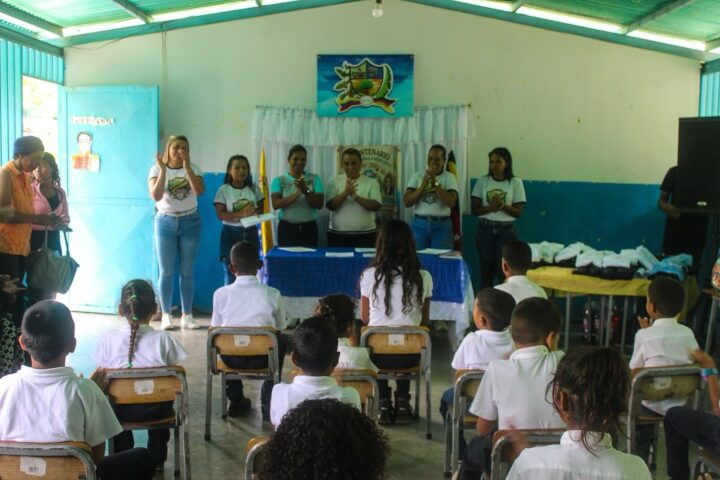 Entregan uniformes escolares en la Concentración Estadal “La Ceibita” en Miranda