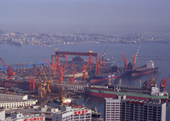 Avanza la construcción del cuarto portaviones de China en el astillero de Dalian