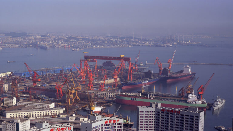 Avanza la construcción del cuarto portaviones de China en el astillero de Dalian