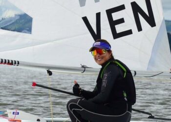 Daniela Rivera le otorga la medalla de oro a Venezuela en vela durante los Juegos Centroamericanos