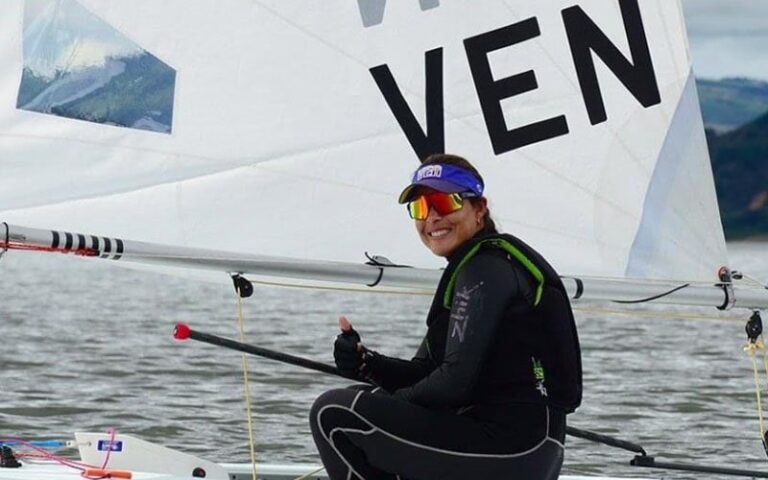 Daniela Rivera le otorga la medalla de oro a Venezuela en vela durante los Juegos Centroamericanos