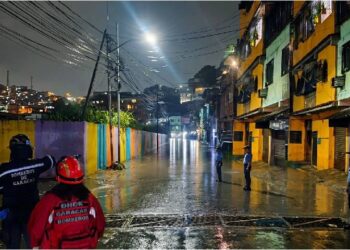Bomberos de Caracas atienden caída de muro perimetral en la parroquia Petare