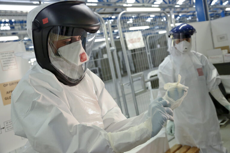 OMS declara superado el ébola en Uganda mientras la crisis se agrava en la RD Congo