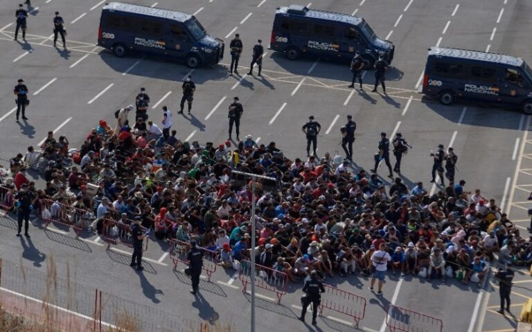 HRW solicita a España proteger y brindar asilo a los migrantes varados en Ceuta