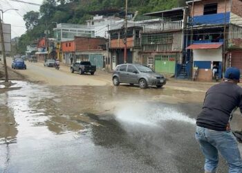 Guaicaipuro despliega operativo de emergencia y busca a dos personas tras intensas lluvias