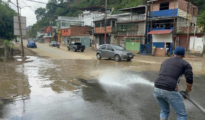 Guaicaipuro despliega operativo de emergencia y busca a dos personas tras intensas lluvias