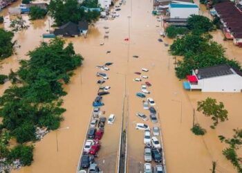 Tailandia afronta severas anegaciones con miles de hogares aislados
