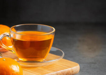 Beber té de cáscara de mandarina equilibra el sistema digestivo