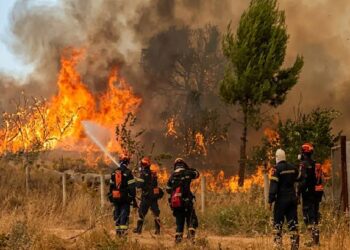 Bomberos de Grecia controlan focos de incendio antes del regreso de fuertes vientos