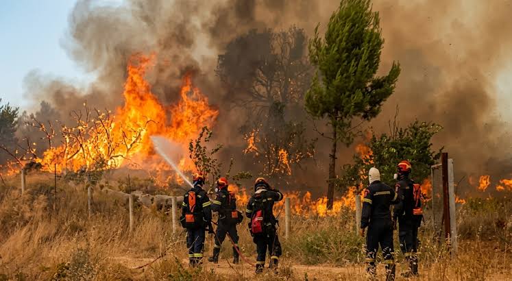 Bomberos de Grecia controlan focos de incendio antes del regreso de fuertes vientos