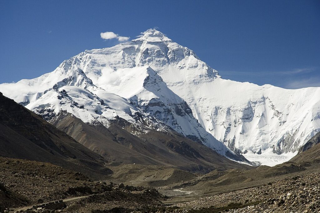 Un colapso glaciar, no un sismo, provocó la mortal riada en la frontera entre Nepal y China