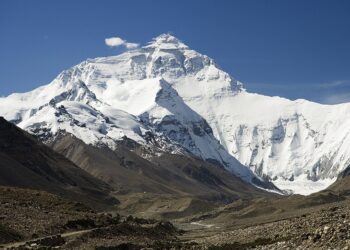 Un colapso glaciar, no un sismo, provocó la mortal riada en la frontera entre Nepal y China